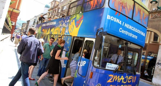  Autobus za panoramsko razgledanje grada vraća se na ulice Sarajeva