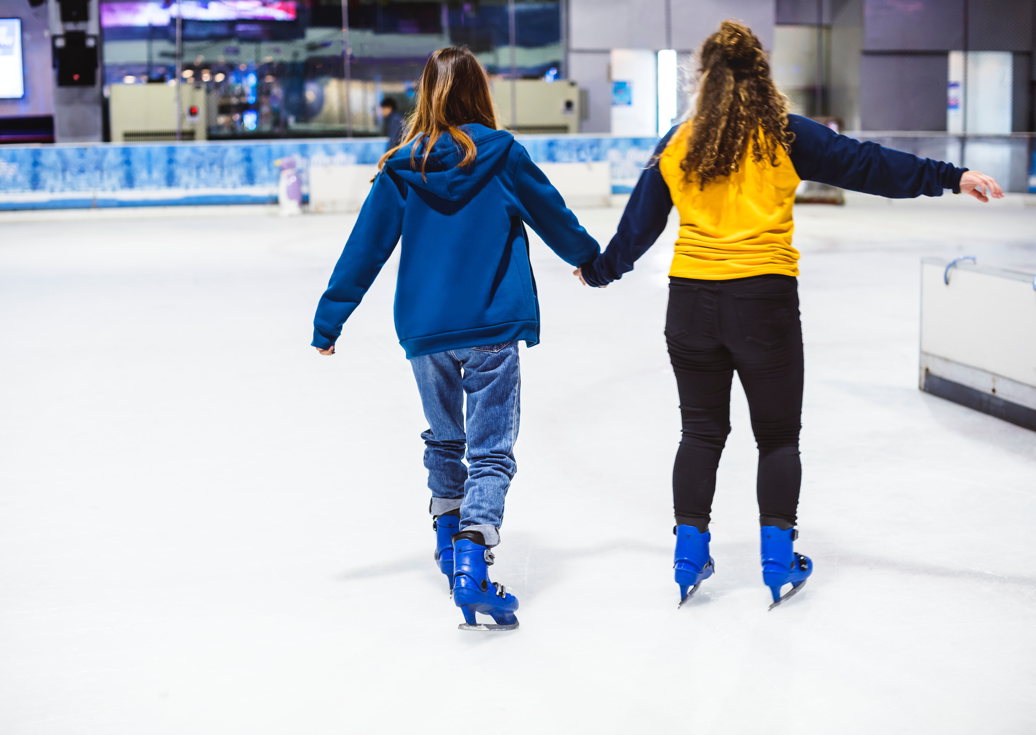  Opening hours and prices for recreational ice skating in front of Zetra