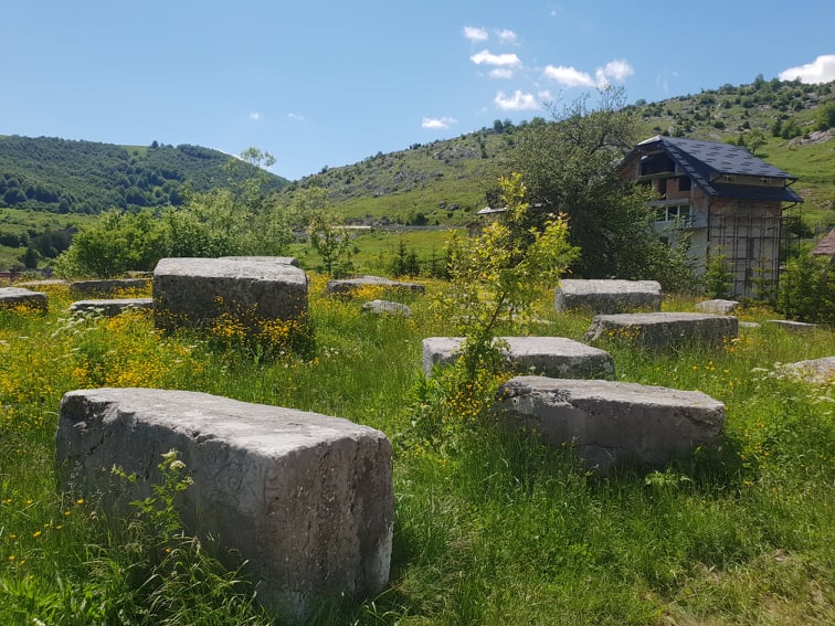  Stećci u Šabićima – svjedoci bogumilske tradicije zabjelašničkih sela