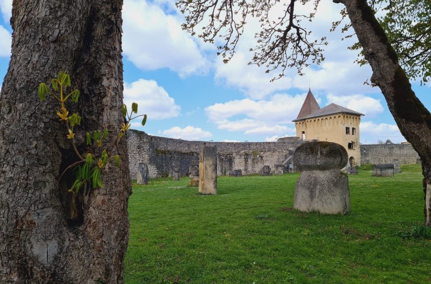  Stara utvrda i zamak Ostrožac