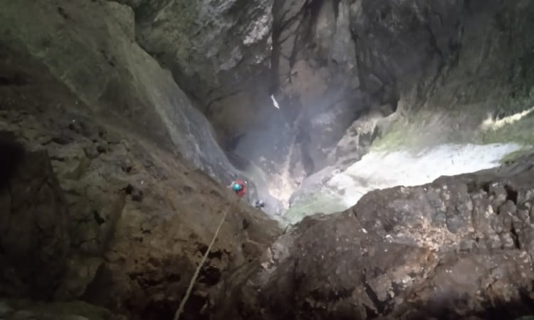 Ronioce iznenadila kristalno čista voda u jezeru najdublje jame u BiH