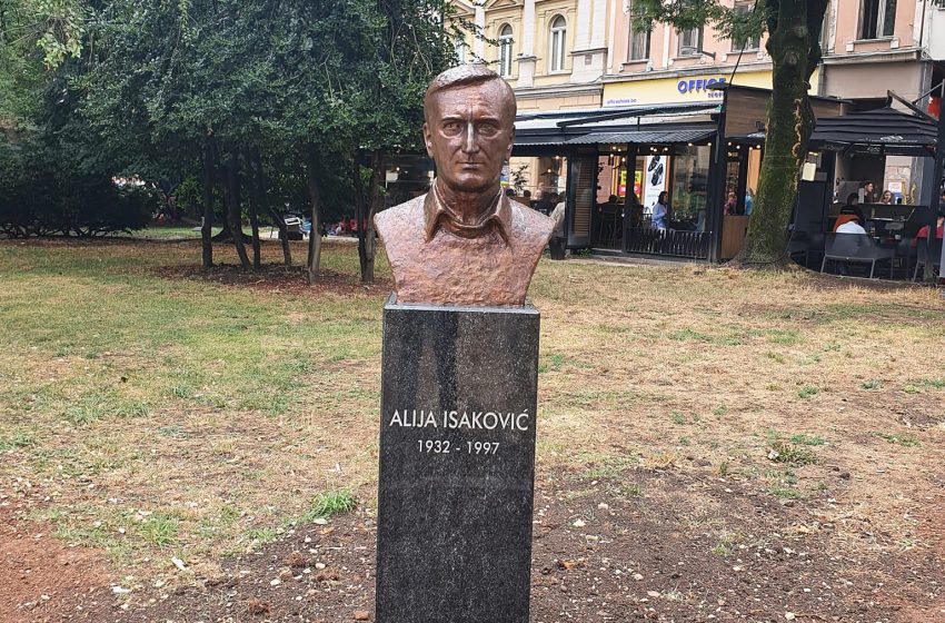  Sarajevo dobilo bistu Alije Isakovića