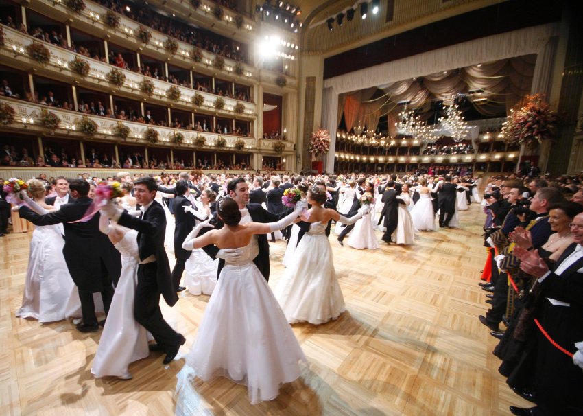 Members of the opening committe dance during the opening ceremony of the traditional Opera Ball (Opernball) in Vienna, February 16, 2012. REUTERS/Lisi Niesner (AUSTRIA - Tags: ENTERTAINMENT SOCIETY)