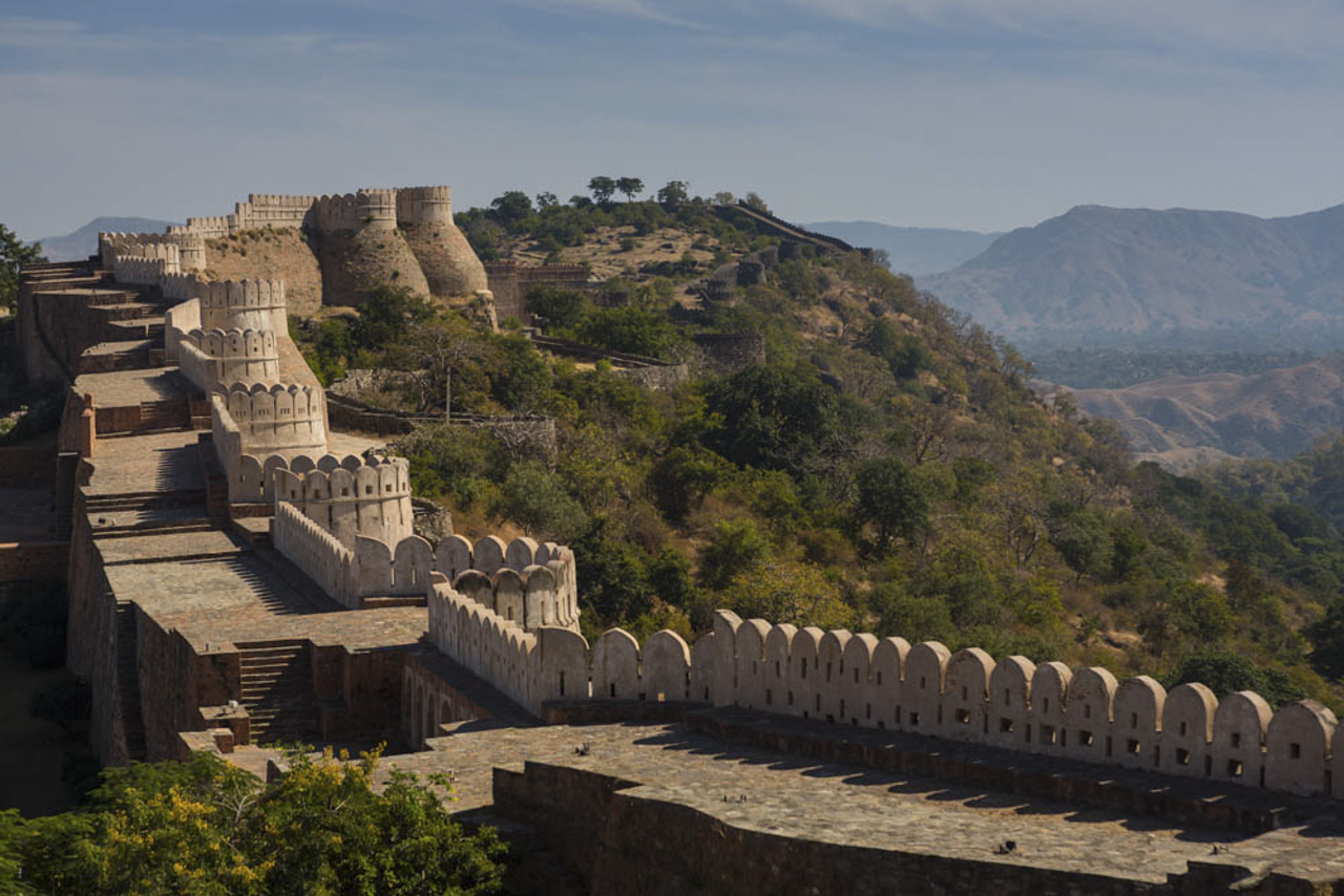 Fort world. Форт Кумбалгарх Индия. Великая стена Кумбхалгарх. Великая архитектура прошлого. Крепостные стены в Индии.