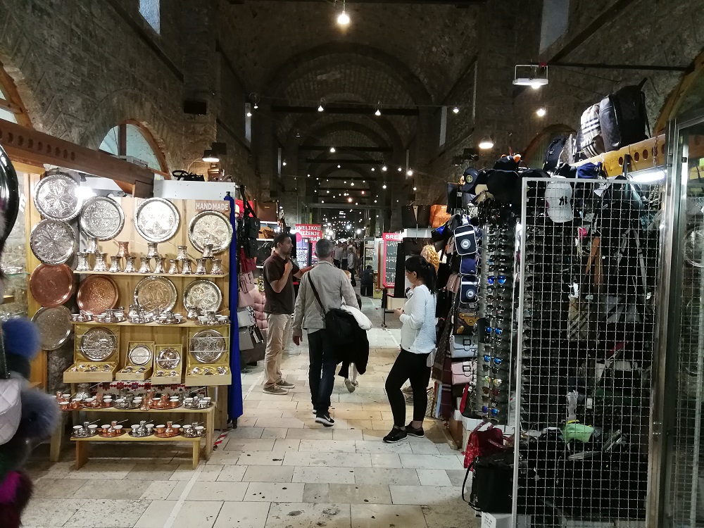  Ghazi Husrev Bey Bazaar: Small Kapalıçarşı in Sarajevo