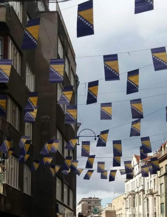  Sarajevo u prazničnom ruhu: Žuto-plave zastavice krase gradske ulice