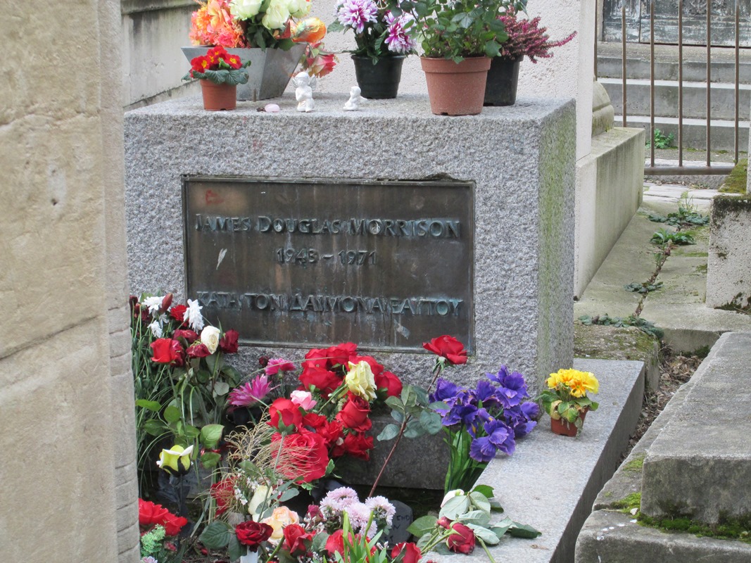  Na grobu Jima Morrisona u Parizu