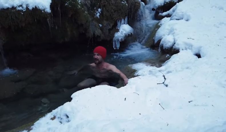  Sarajevski fotograf usred januara se okupao na ledenom Vrelu Miljacke