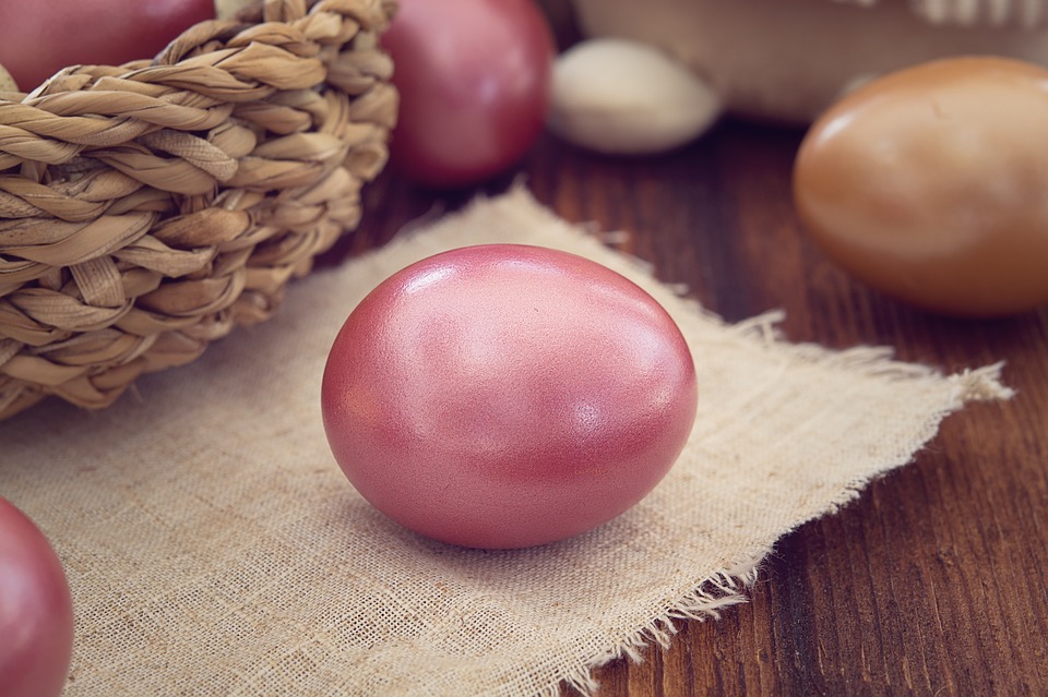  5 vrhunskih ideja za farbanje jaja namirnicama iz kuhinje