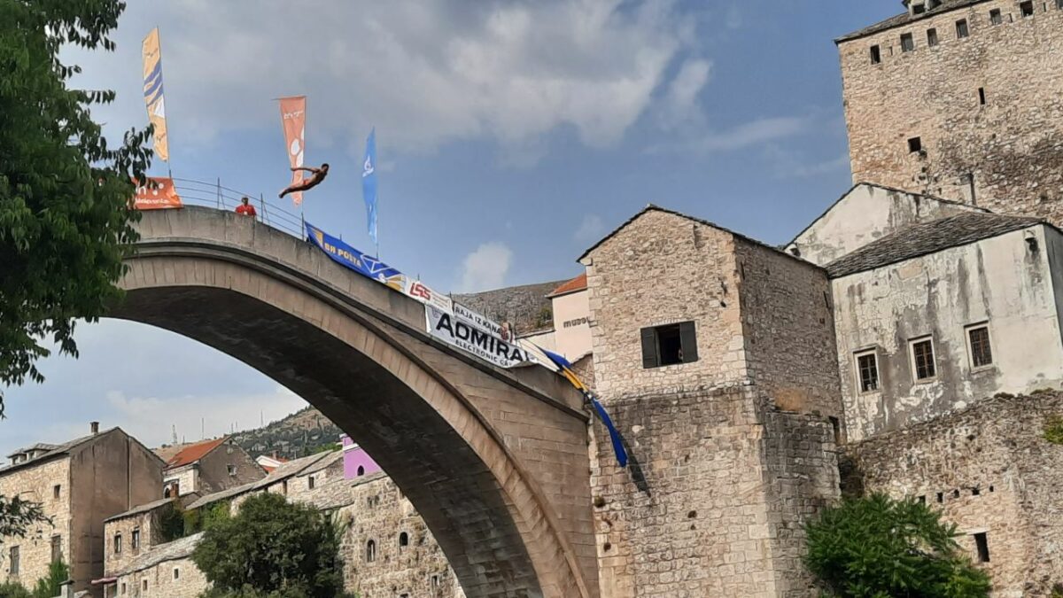  U nedjelju tradicionalni skokovi sa Starog mosta u Mostaru