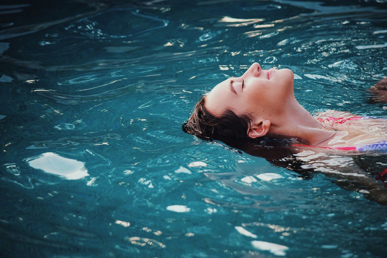 djevojka_bazen_plivanje_ljeto_pixabay - Pexels