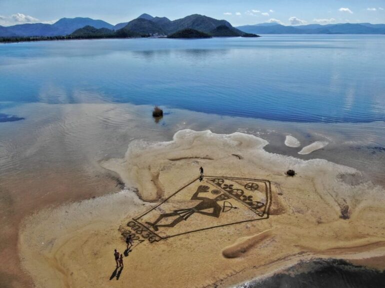  Plaža na ušću Neretve pretvorena u umjetničko djelo