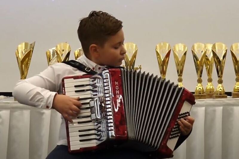  Dječak iz BiH pobjednik Svjetskog trofeja harmonike