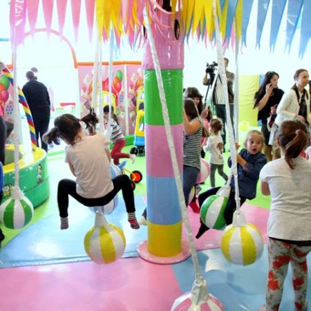 SARAJEVO, 21. maja (FENA) - Dječija igraonica "Kinderland" otvorena je danas u sklopu Termalne rivijere na Ilidži, a stotine mališana već uživaju u brojnim igrama. Foto FENA/Emir Burlovic