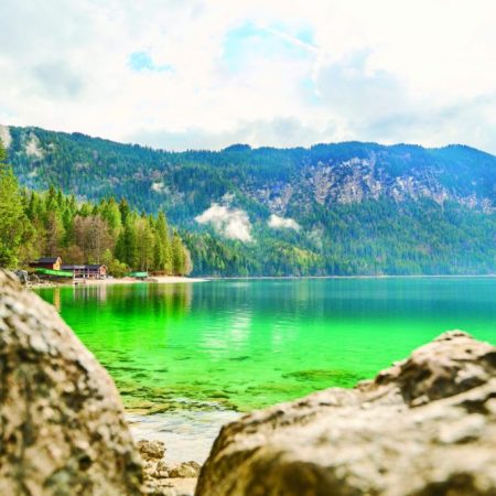 Garmisch-Partenkirchen_Eibsee_unterhalb_der_Zugspitze_im_Wettersteingebirge-scaled-e1684142996691-1024x683