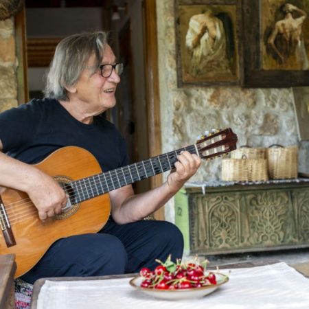 Maestro Safet Zec u svom domu u Počitelju; Foto: Samir Zahirović za Furaj.ba